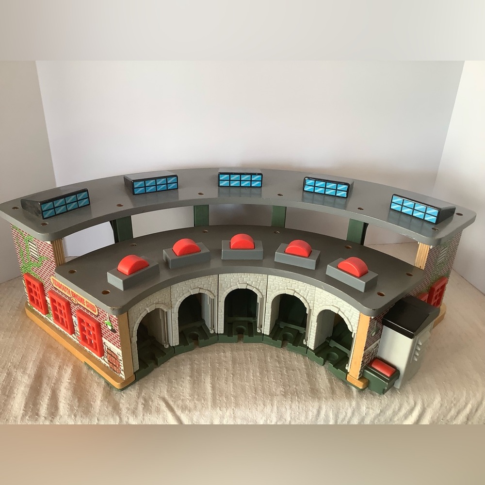 Thomas Tidmouth Engine Shed. Bundle with Trains shown that r in separate listing - Picture 2 of 15